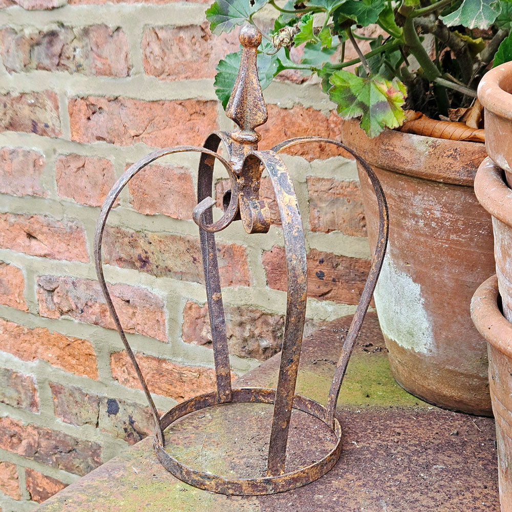 Small rusty iron plant crown garden decoration